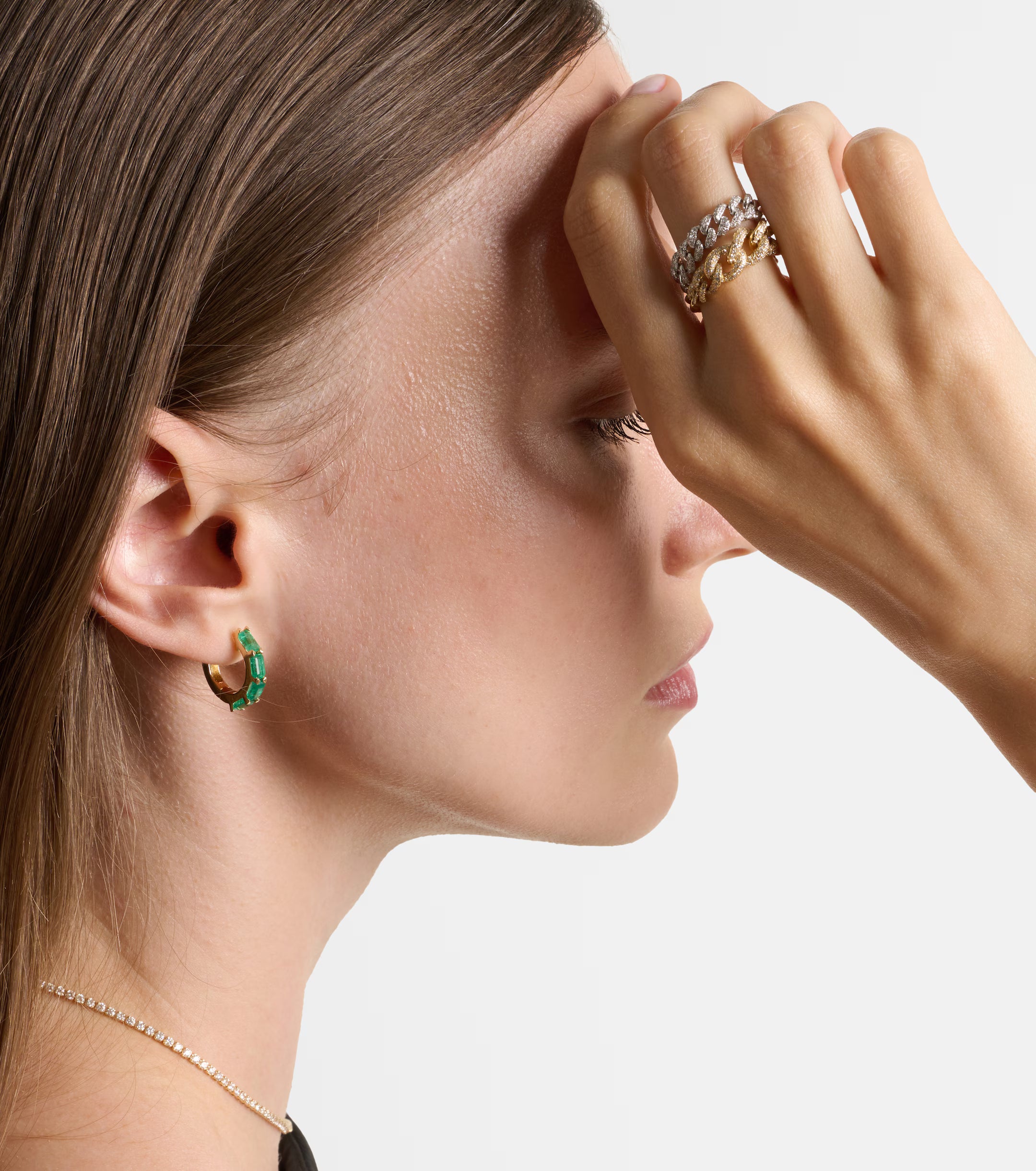 HUGGIE EARRINGS WITH EMERALD
